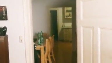 Geile Mitbewohnerin aus Kempten schluckt im WG Zimmer