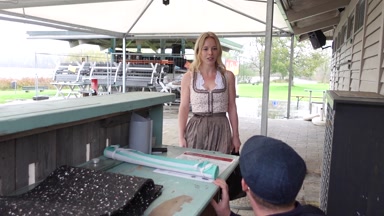 Dirndl Luder am Kiosk ordentlich vernascht